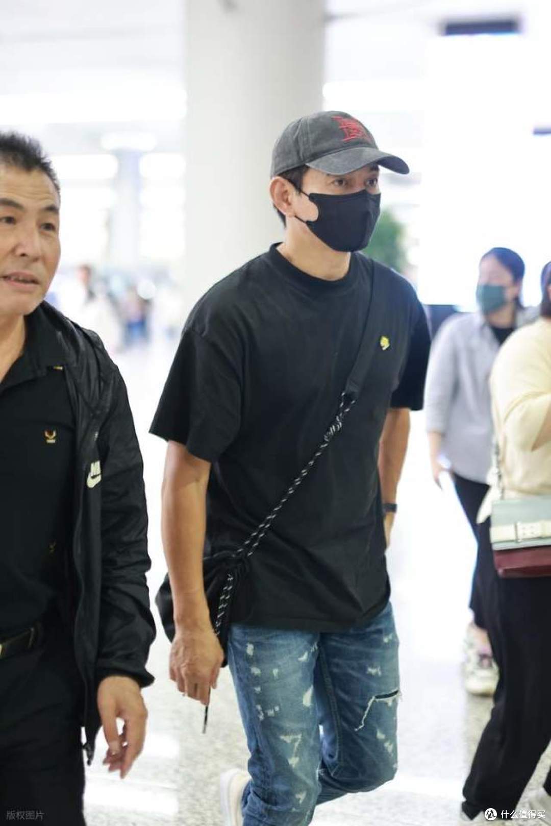 举国旗庆国庆被取消开球!吴奇隆登长城表态,网友:立场太硬气