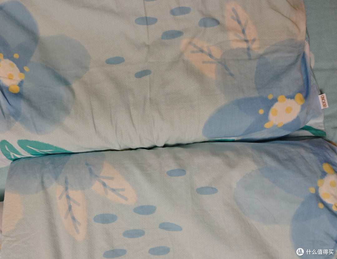 照片里面真看不出来，我的枕头黄很多