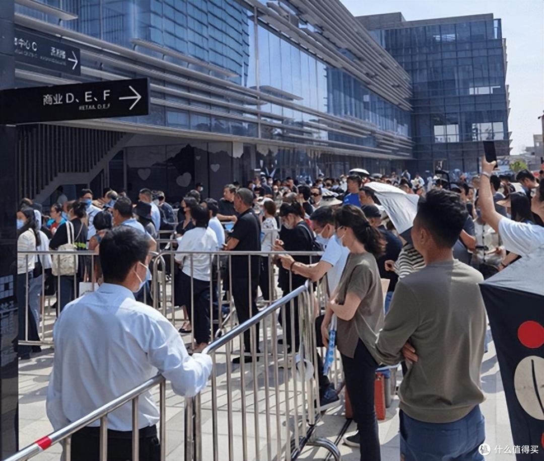 又开始抢房了?认购率485%,售楼处被挤爆!楼市抢房行情回来了!