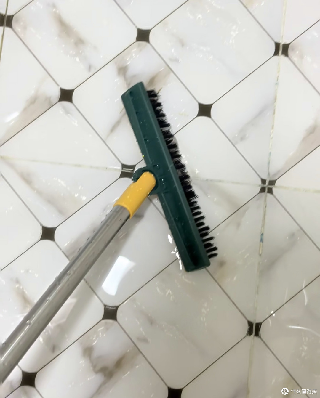如何高效清理踢脚线死角