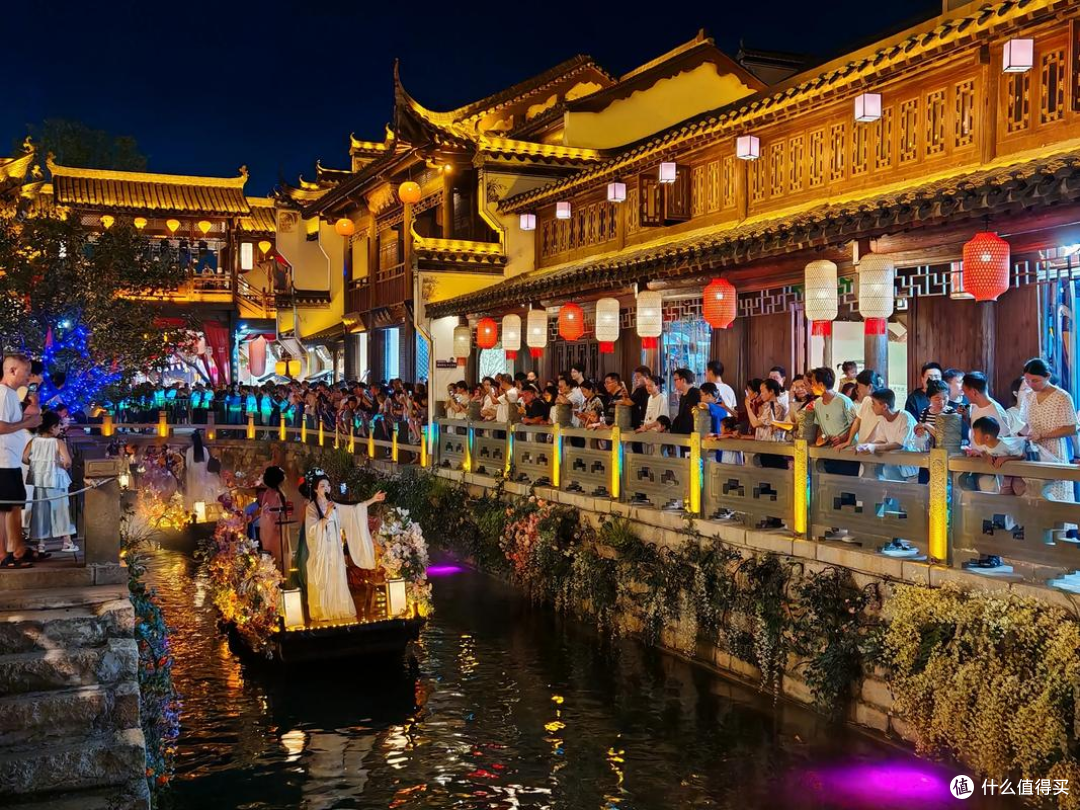 县域夜游爆火,小城靠什么接住“反向奔赴”的流量?