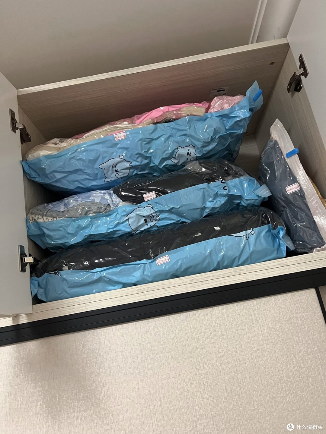 真空收纳袋实操指南：毯子和衣服高效收纳技巧