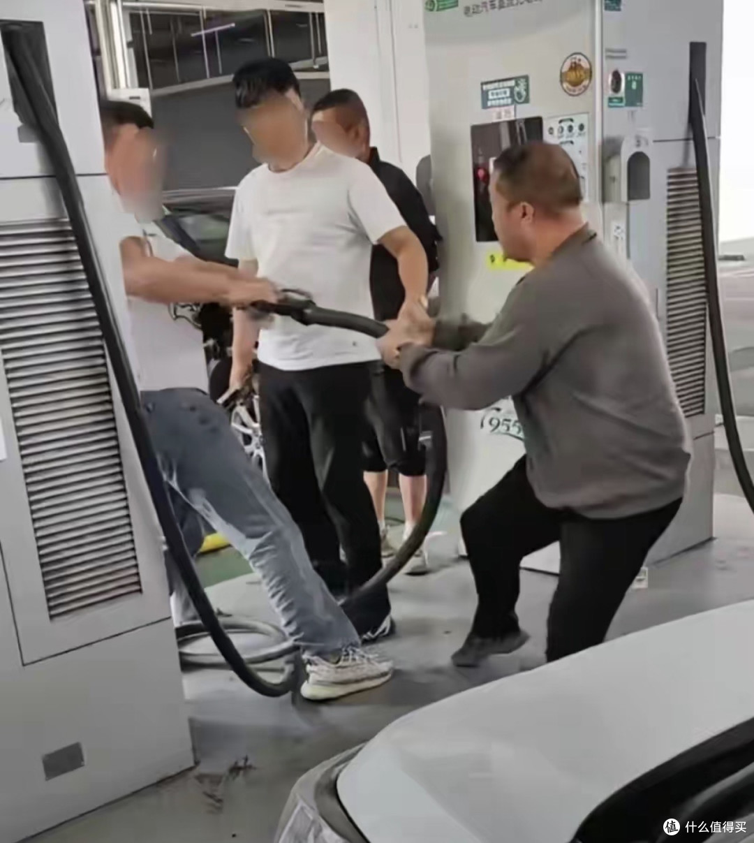 离加油站20米油耗尽,拖车花了350:油车车主真的难