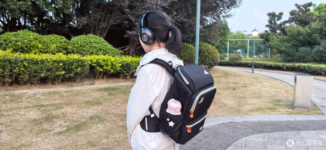娃的书包重到驼背?GMT超轻小方包实测:护脊书包就要选轻的