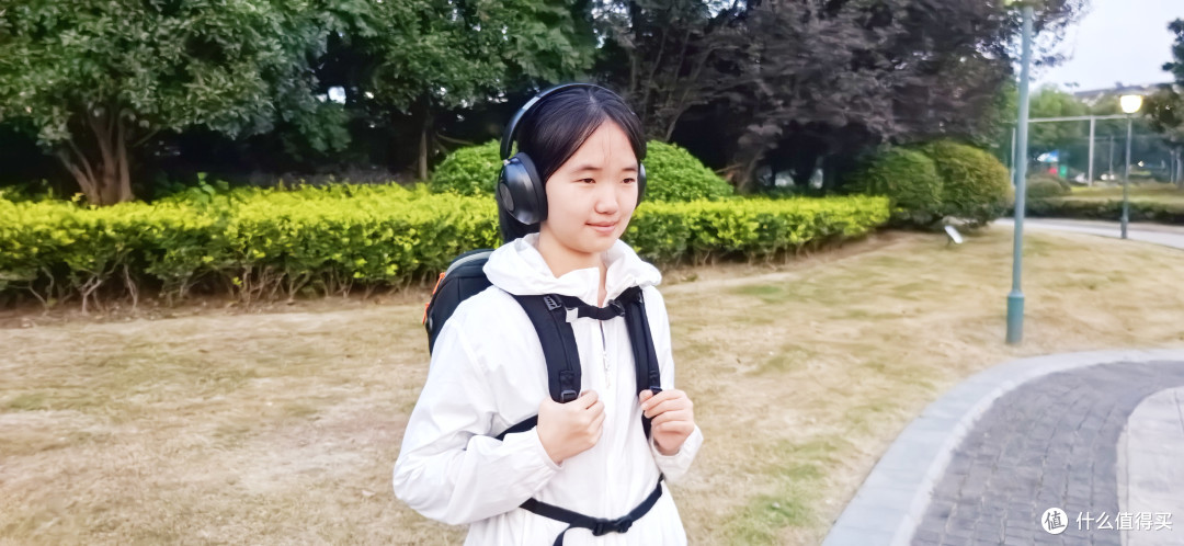 娃的书包重到驼背?GMT超轻小方包实测:护脊书包就要选轻的