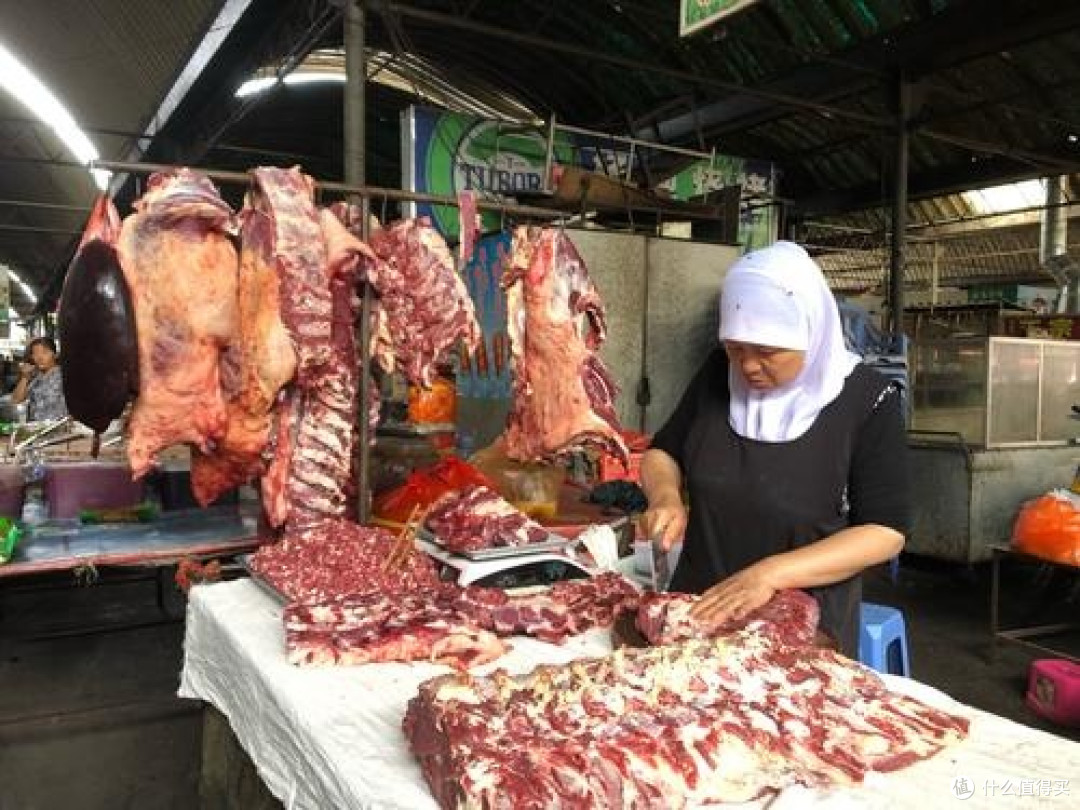 市民在牛肉档口挑选鲜肉，日常买菜的真实烟火气
