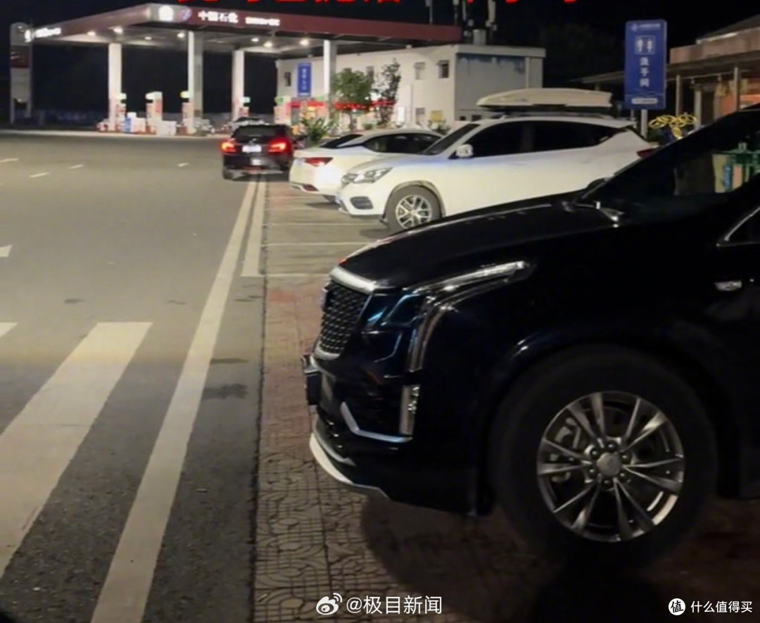 离加油站20米油耗尽,拖车花了350:油车车主真的难