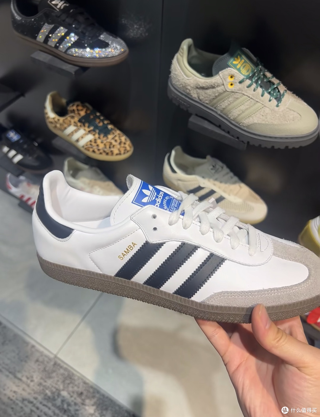 Adidas海报翻车宋雨琦手指长"犄角"?AI改图的坑,大品牌也躲不开