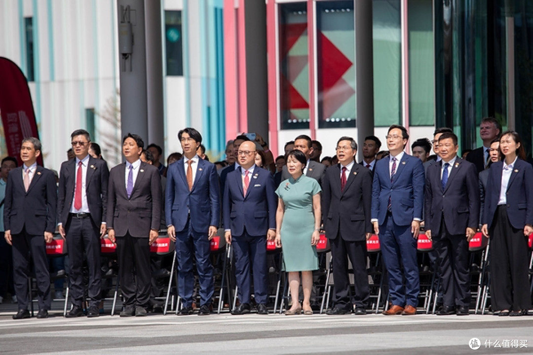 启德体育园在10月1日举行国庆升旗仪式，庆祝中华人民共和国成立77周年。