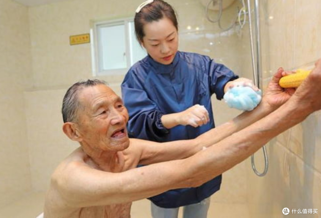 老人身上有老人味！医生揭秘：并非不洁，做好这3步，体面又健康