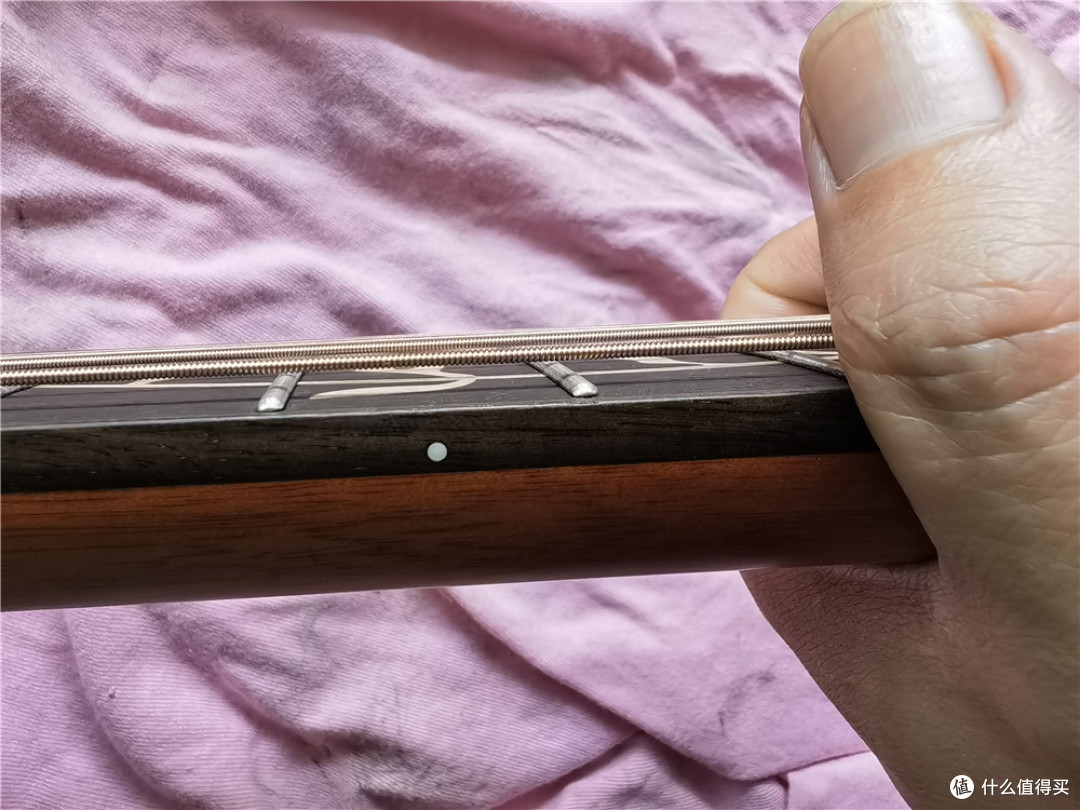 枪炮玫瑰吉他 评测到手体验:全单配置、手感顺,琴包是明显短板
