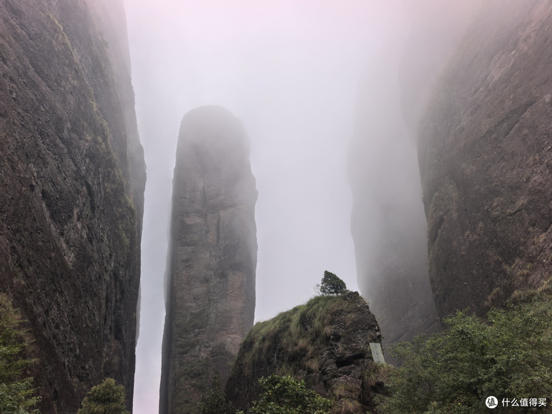 江郎山的标志性景观——三爿石，中央高耸的石柱是侧则是郎峰和灵峰。这三块巨石属于典型的丹霞地貌，在云雾自然滤镜的加持下，透露着一股仙气和险峻。