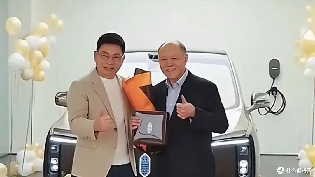 余承东为霍英东集团总裁霍震寰交付尊界 V800，国庆期间交车现场
