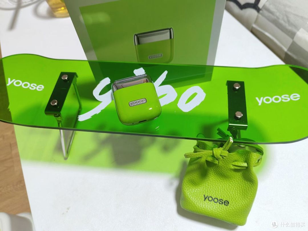 还在用手动刮毛刀割破皮？试试 yoose 有色 NANO 电动刮毛刀✅