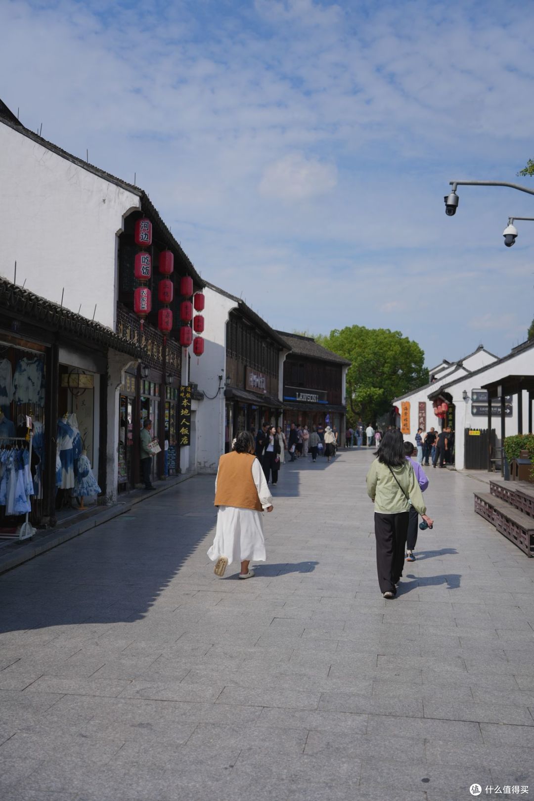 平整的入口街道显然是新修的