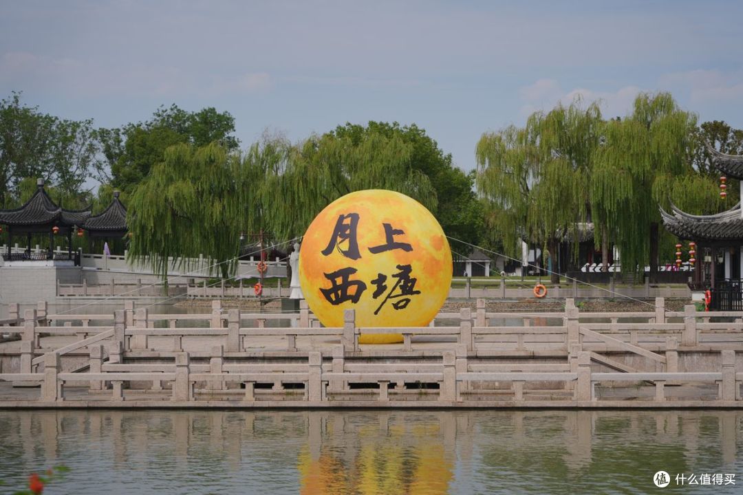 看起来是有灯光秀的