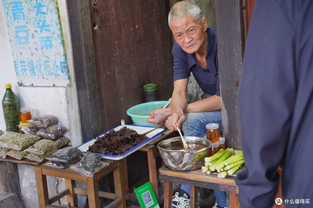 老人的摊子上都是江南常见特产也是古镇标配