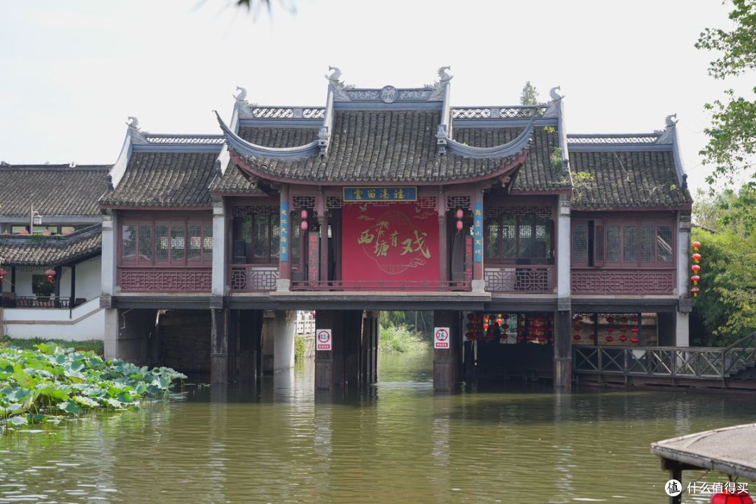 戏台上偶尔有开嗓练唱的老人