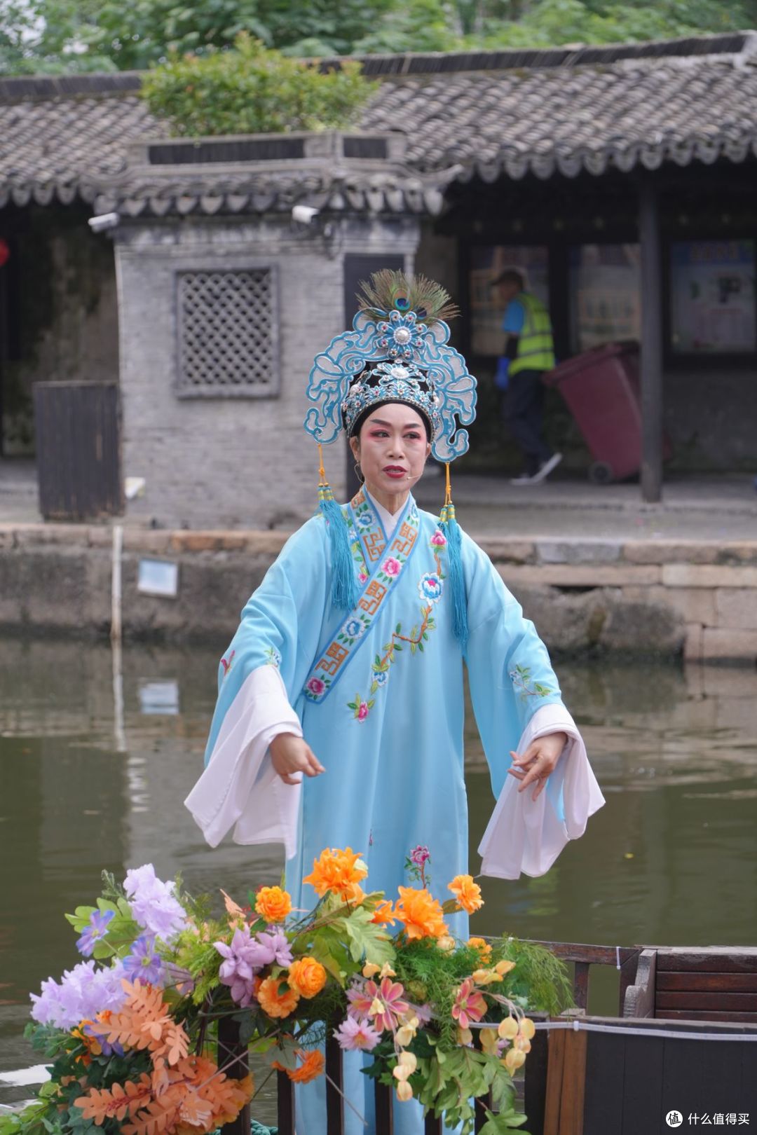 驻足观看的游人很多