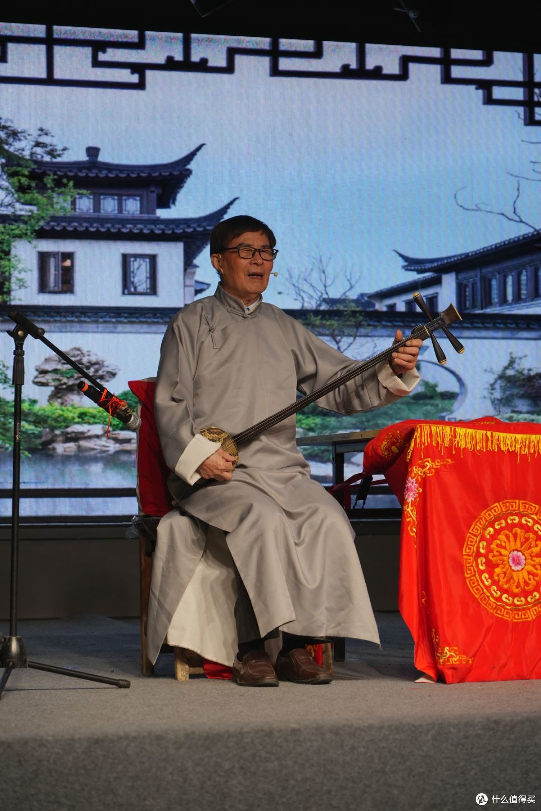 老先生中气十足，声如裂帛