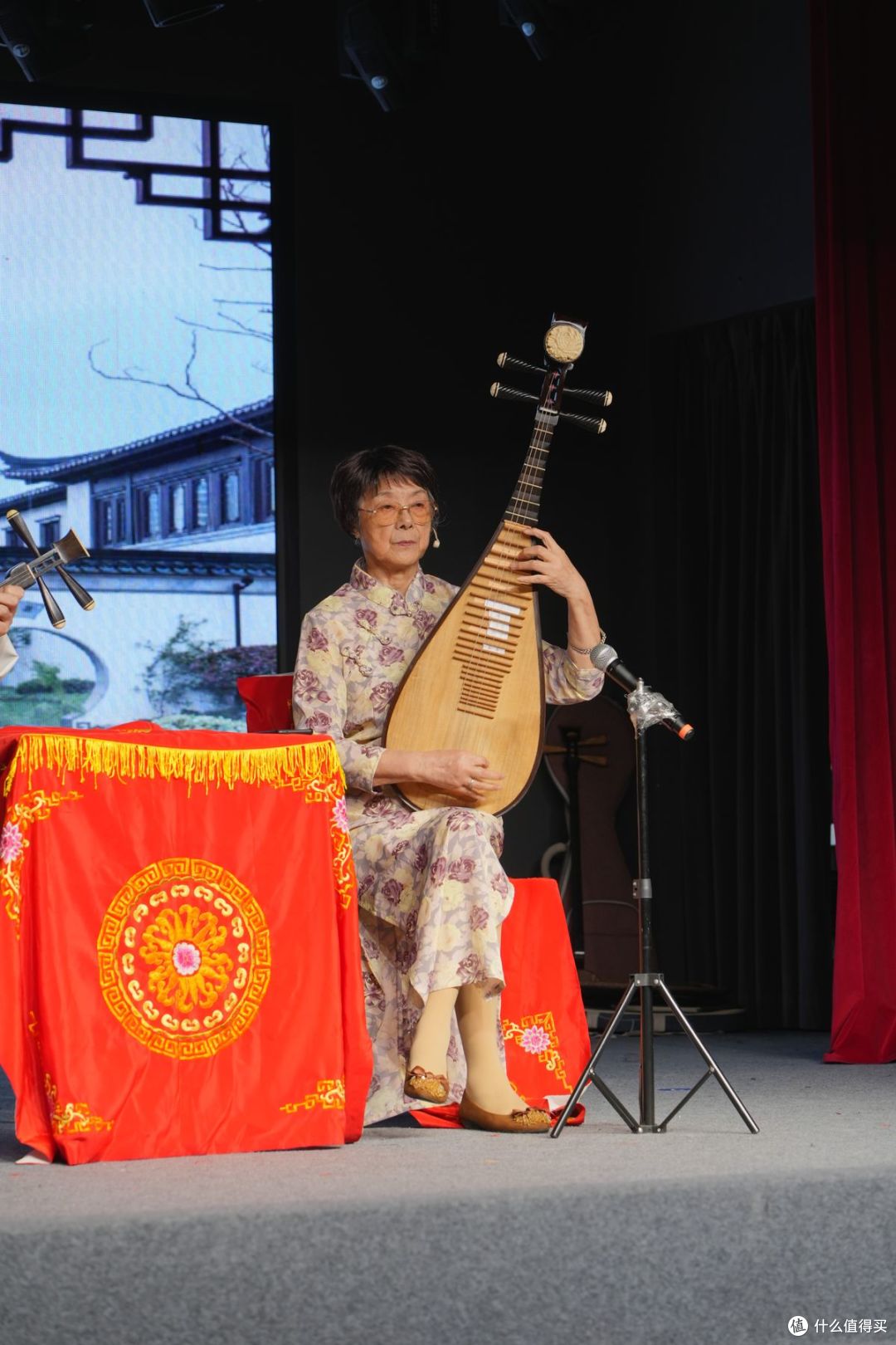 老演员的态度超级敬业，声音质感如金石铿锵