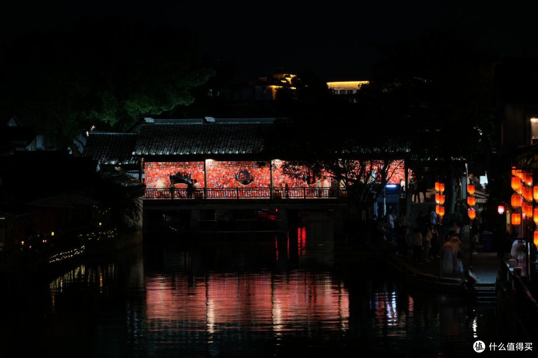 许愿墙在夜色里也可爱了很多