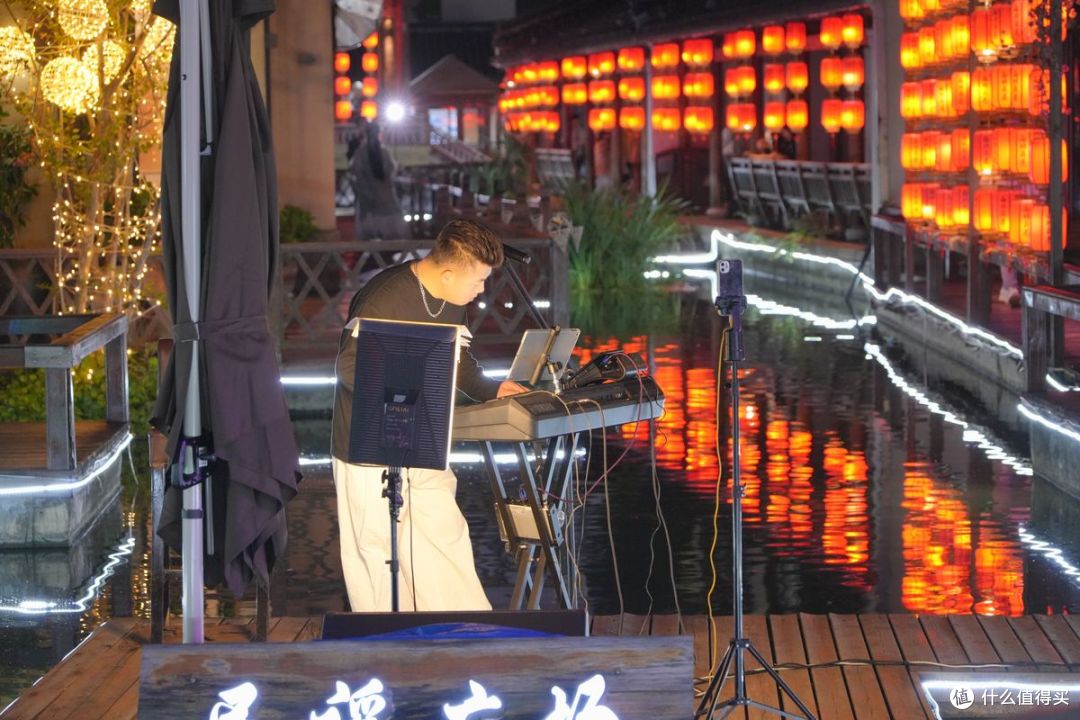 夜幕降临，歌手献唱，水平一般，但是热情满溢