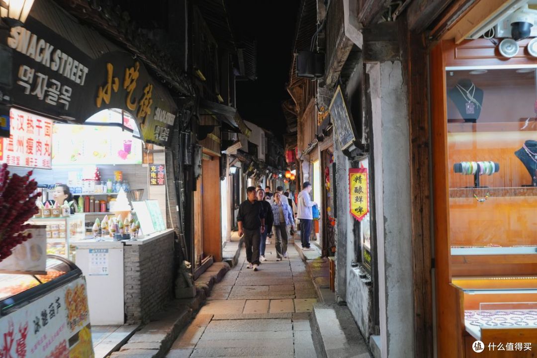 夜游的游客不比白天少