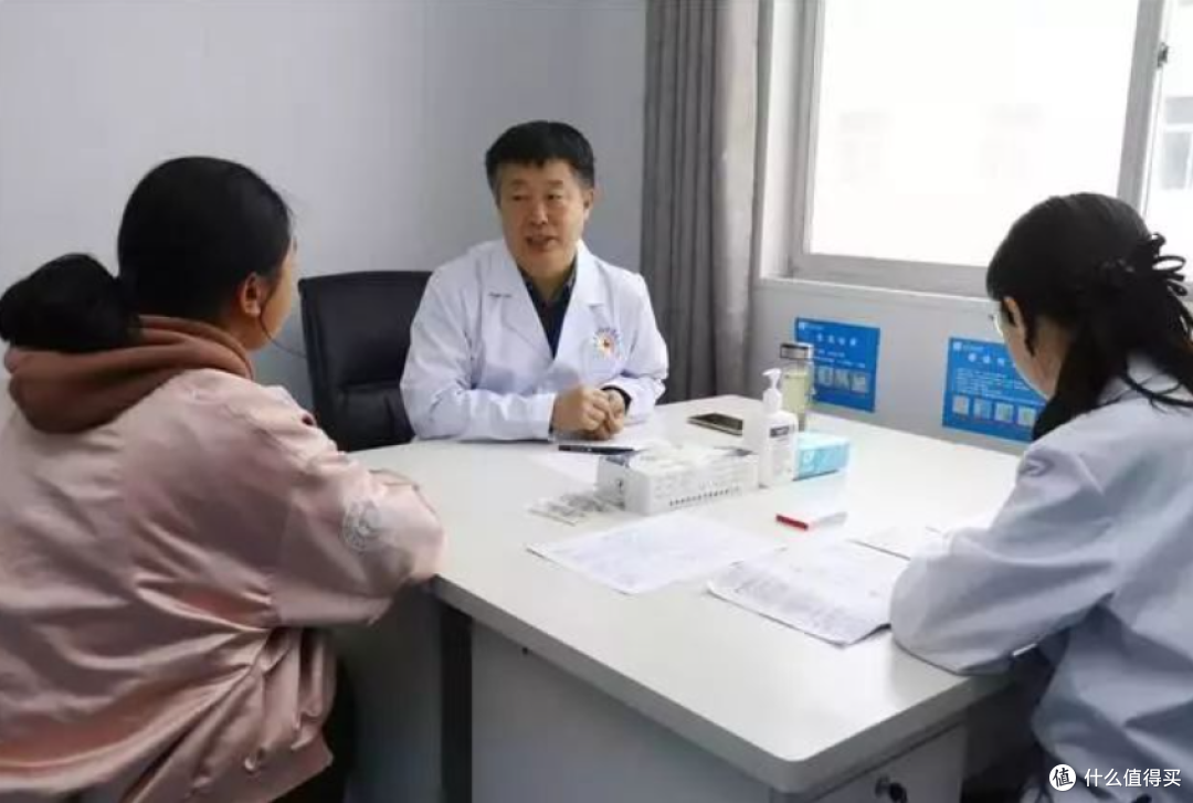 后背、屁股突然冒出一堆小痘痘：别乱挤！可能是这3种，按需处理