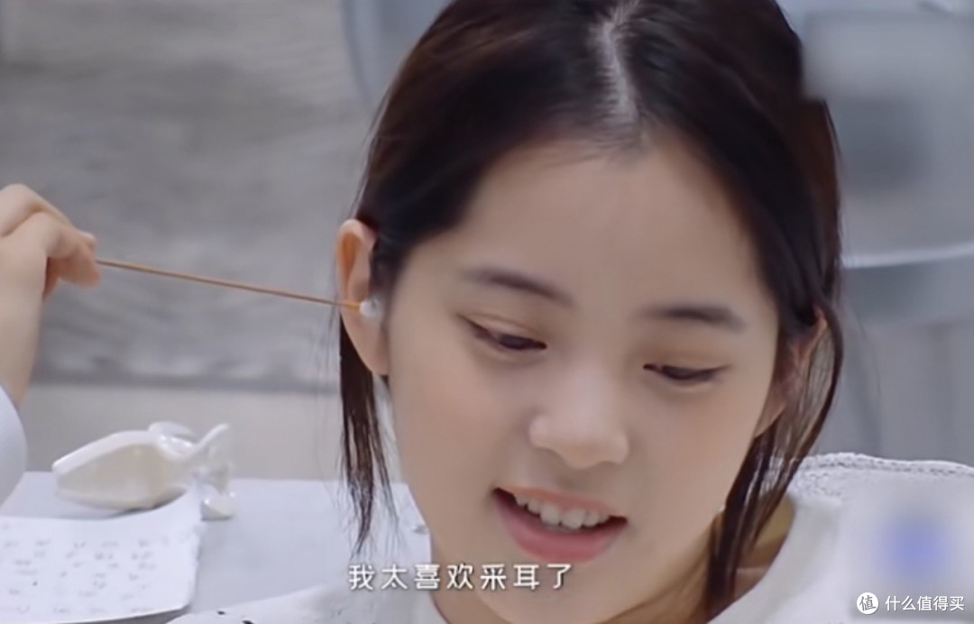 高圆圆落地成都先采耳，王鹤棣一脸享受：明星为啥都戒不掉？