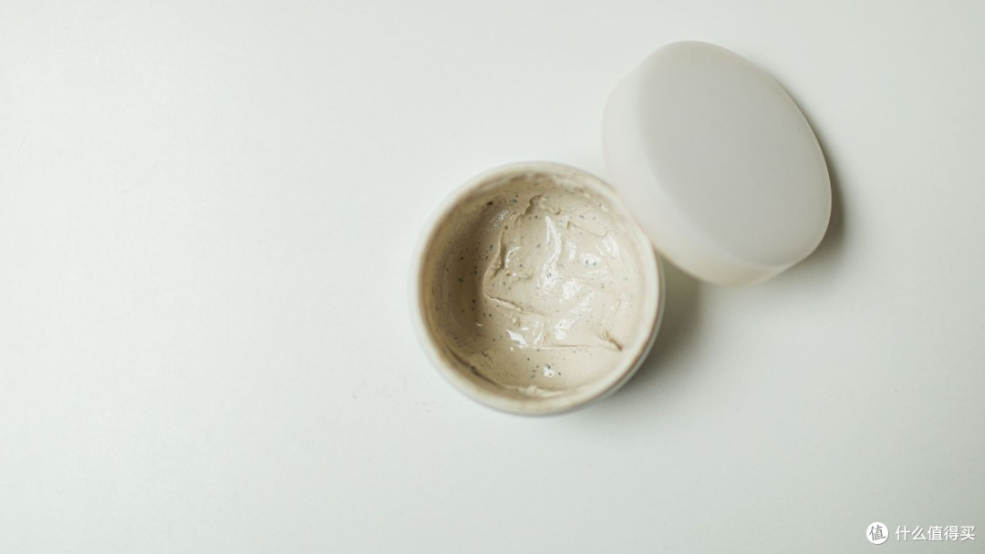 乳酸、尿素、水杨酸这类成分，作用是帮老废角质松开