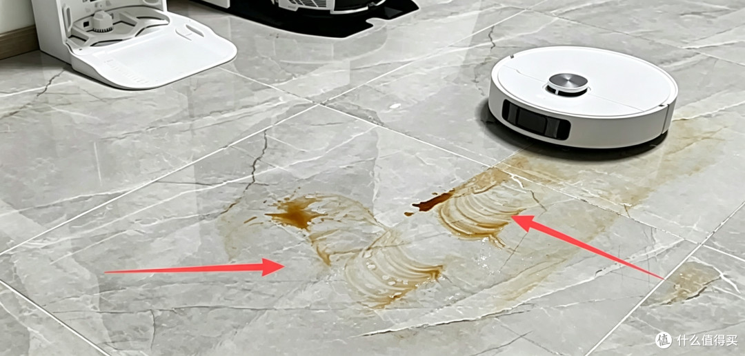 模拟厨房打翻酱料后的地面状态