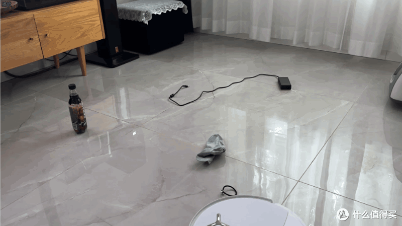 暗光环境下，避开头绳，紧贴瓶边清洁，不漏擦
