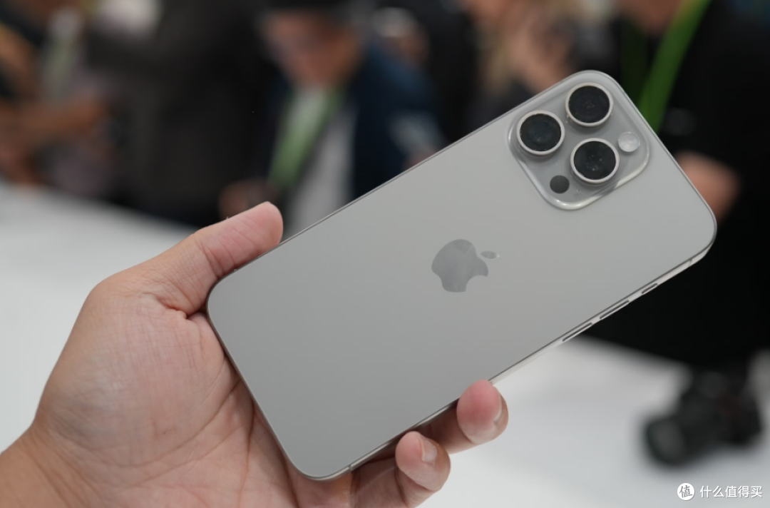 都2026了,还攥着iPhone 15 Pro Max不换的人,到底图啥