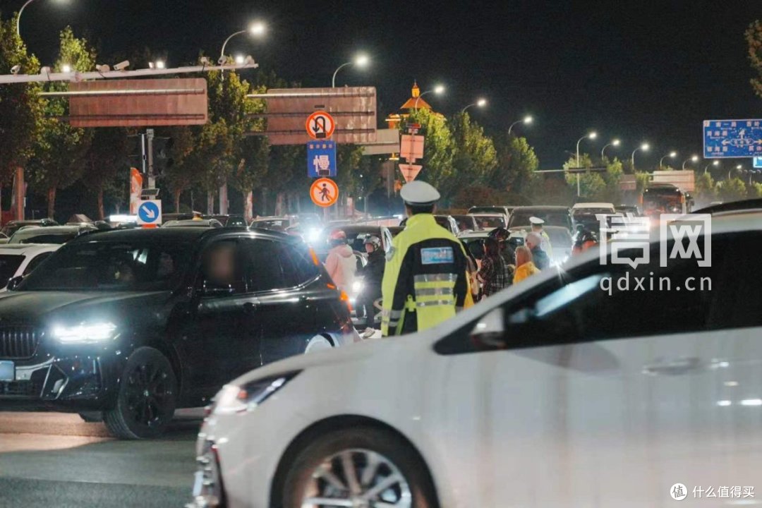 护畅通+暖民心 青岛交警国庆假期帮扶群众410余人次
