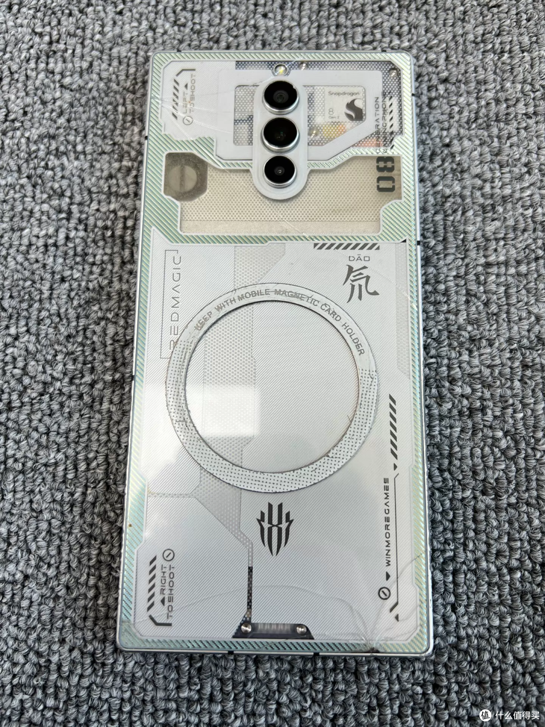 1199元的红魔8Pro氘锋版,碎了的那块玻璃谁买单?