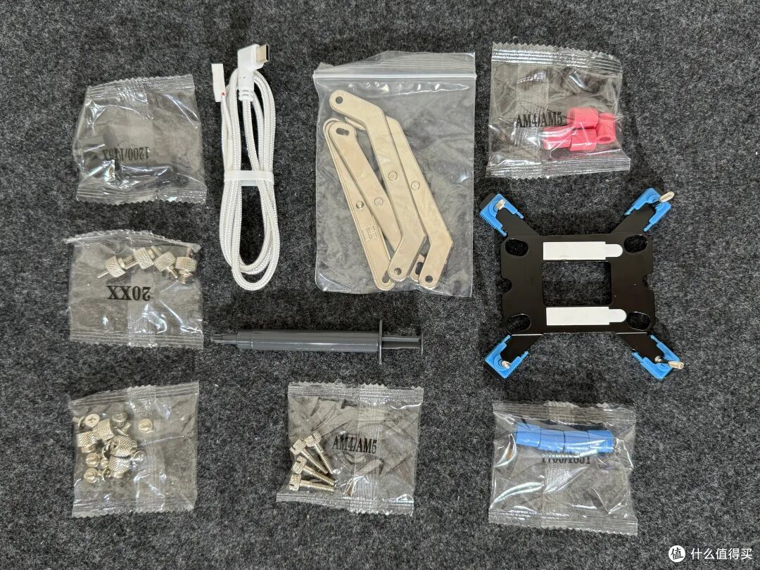 三面透明+磁吸双屏，兼顾颜值散热！DIY装机新形态来了