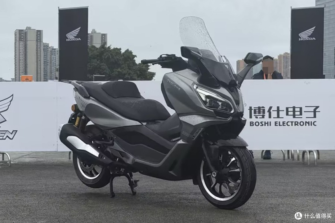 摩博会双缸踏板扎堆,3万块买国产大踏板,该不该当第一批小白鼠