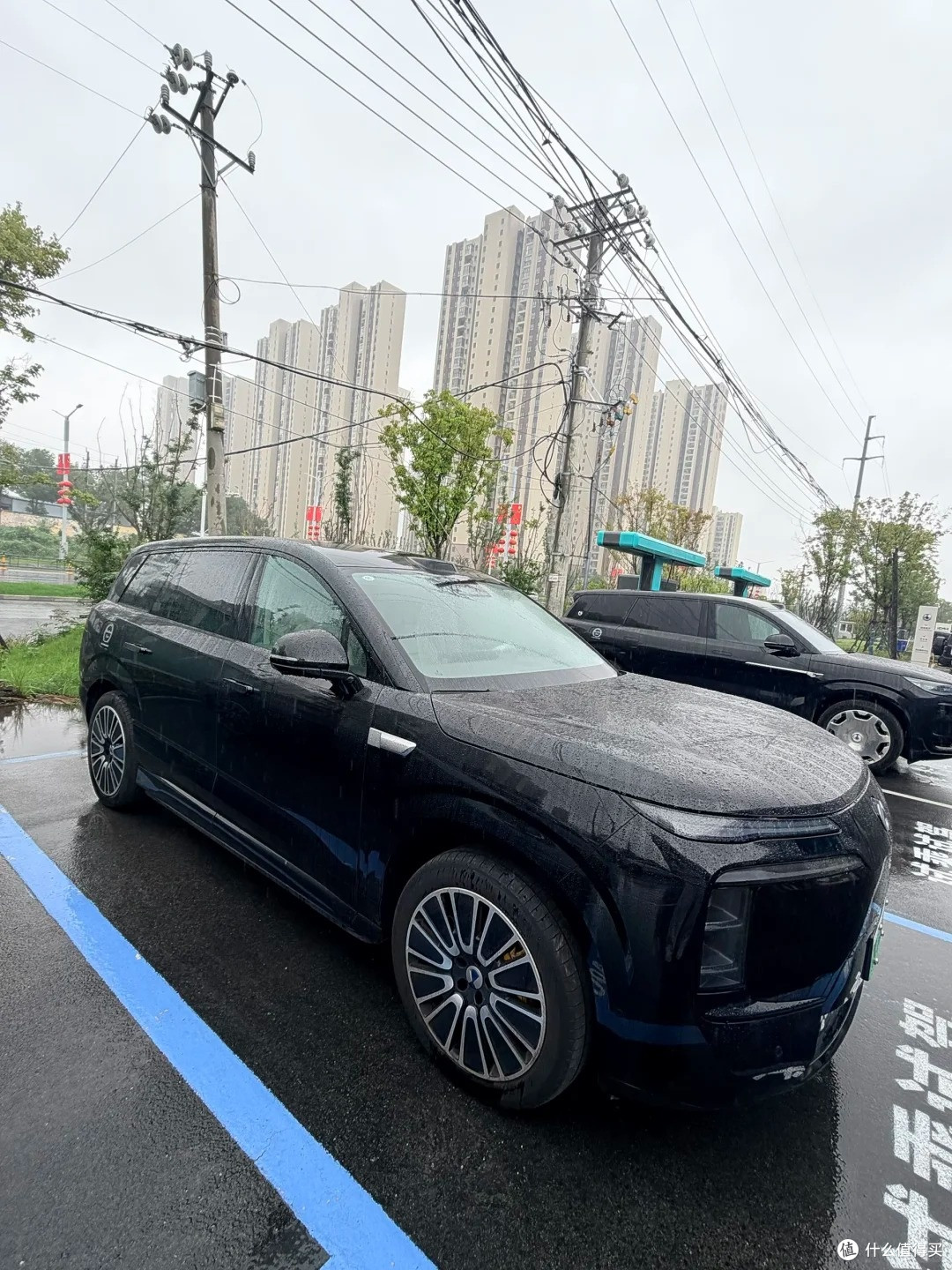 续航 960km!腾势 N8L 纯电版:这语音助手真能当车内秘书用?
