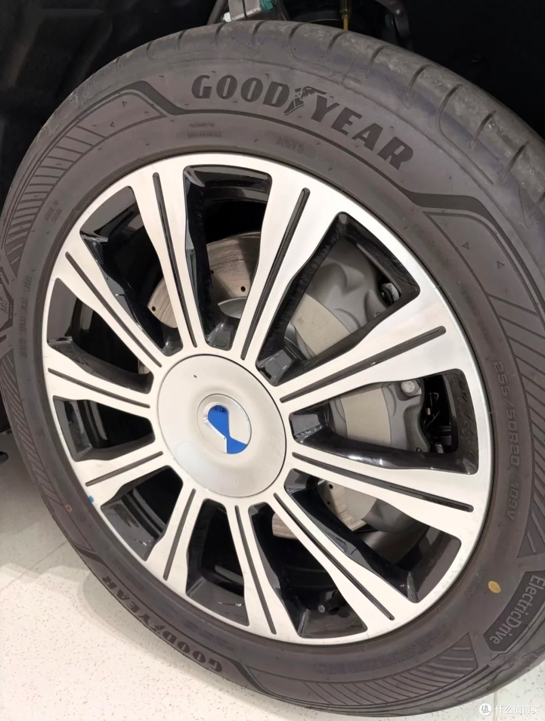 续航 960km!腾势 N8L 纯电版:这语音助手真能当车内秘书用?