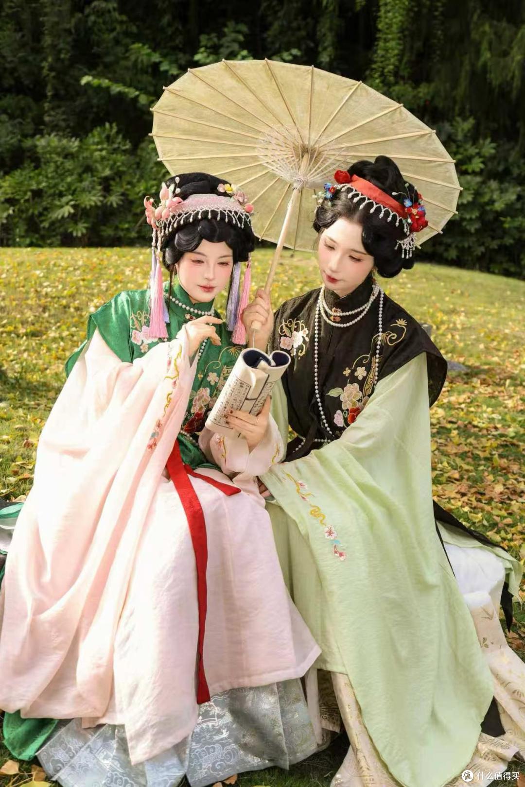 明制闺蜜 CP 汉服套装|一俏一娴,秋日园林拍照天花板