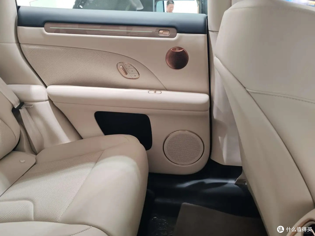 全新智己 LS6 :全系标配全线控底盘,家用 SUV 卷到黑科技了