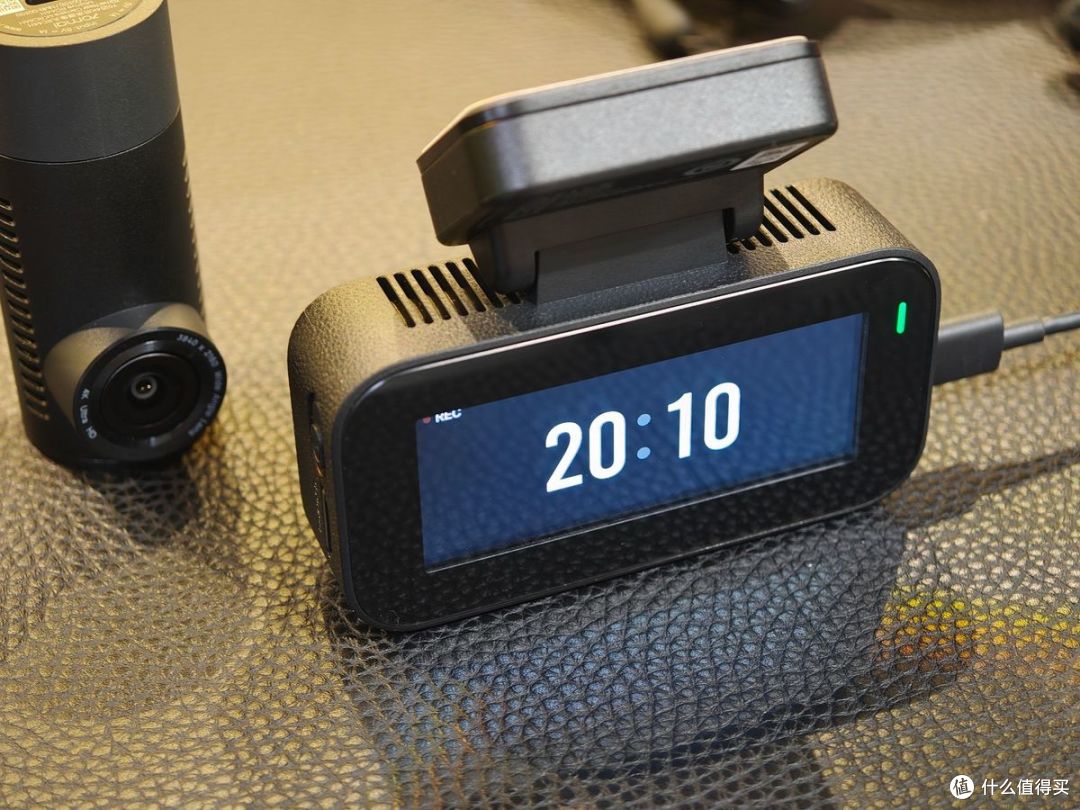 别再让后摄拖后腿!70迈E800双4K+HDR实测:连后车牌都放大看清了