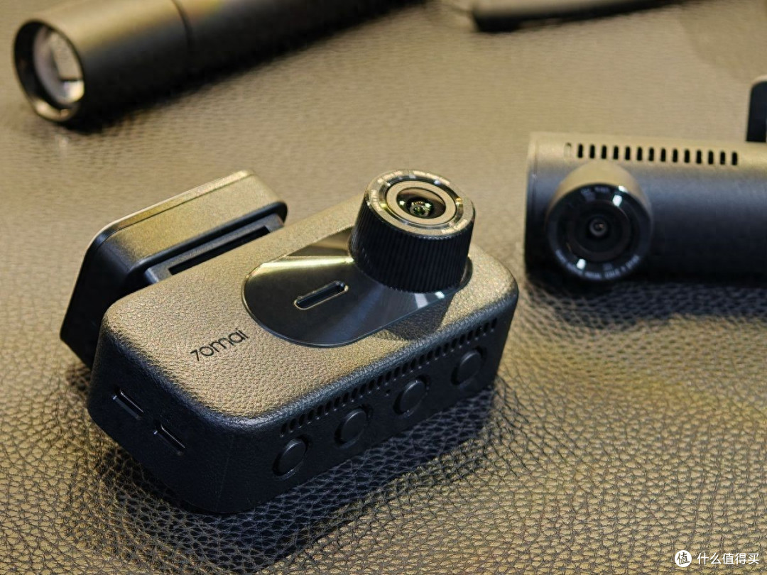 别再让后摄拖后腿!70迈E800双4K+HDR实测:连后车牌都放大看清了