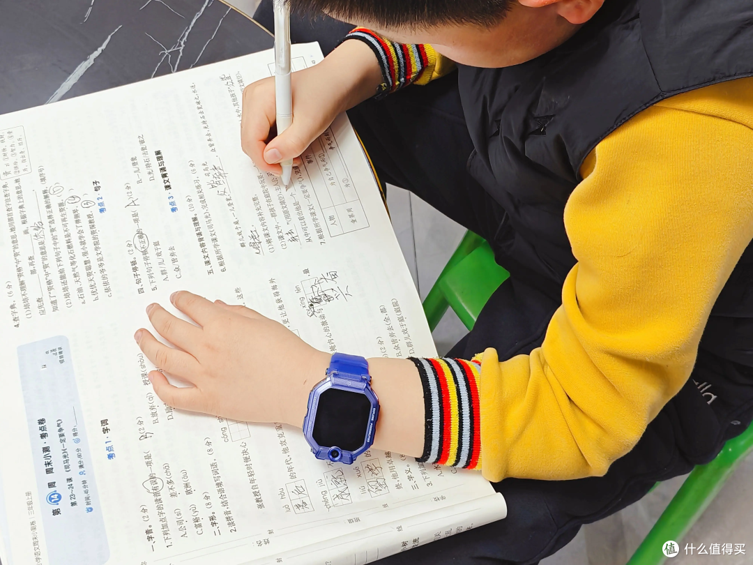 定位器戴在孩子手腕上,可没人问过孩子的感受