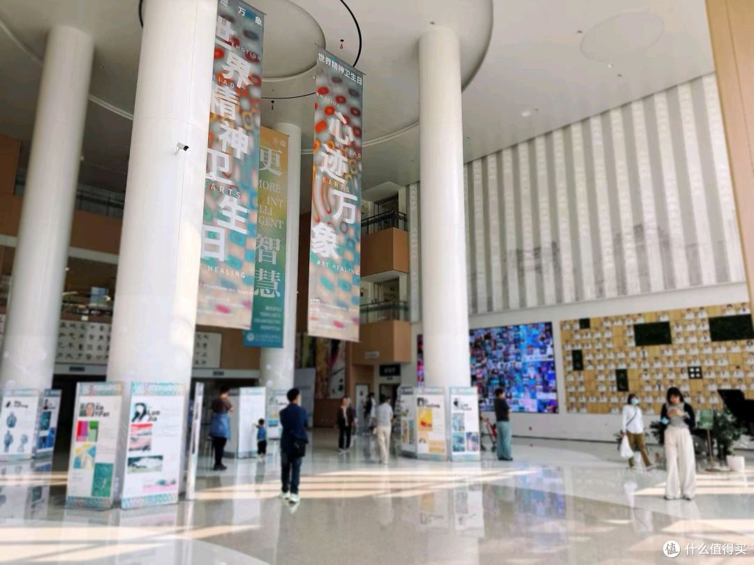 张宝月油画亮相心迹万象展:以艺术疗愈心灵