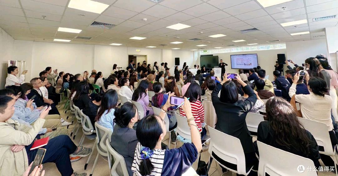 张宝月油画亮相心迹万象展：以艺术疗愈心灵