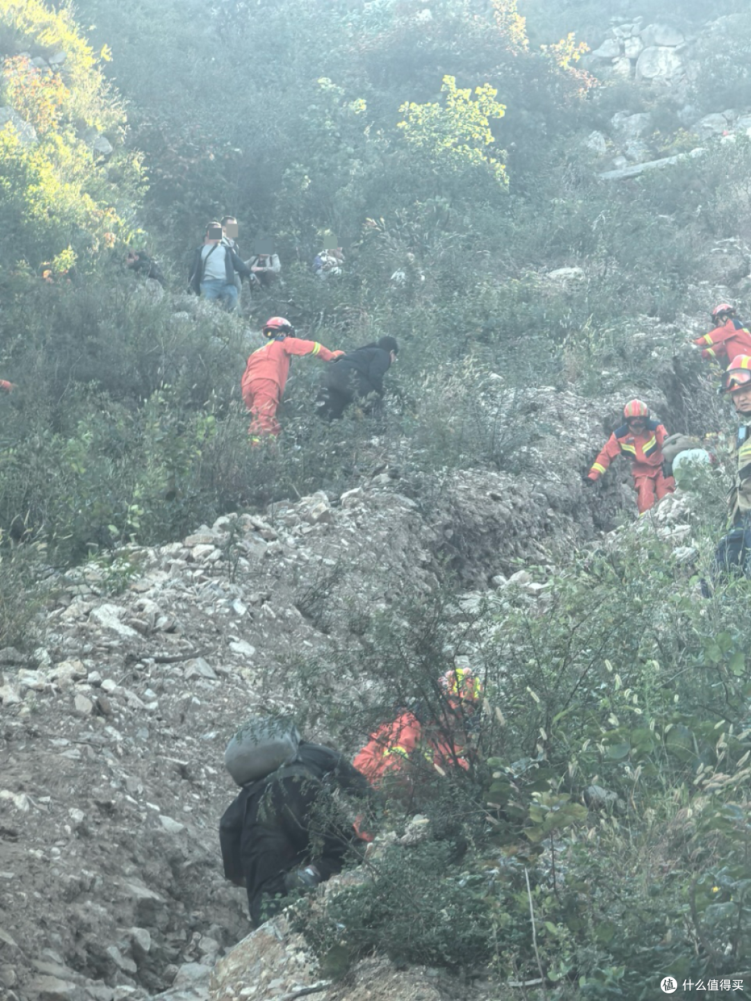 山野备忘录|24个人一起游山,连2岁的孩子都被困在了峭壁上