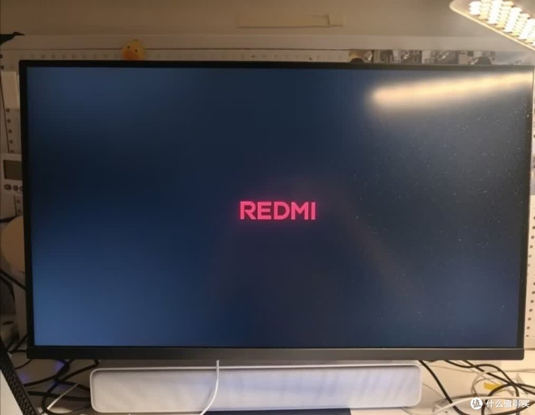 REDMI A27Q用户实拍：开机点亮，屏幕显示REDMI标识