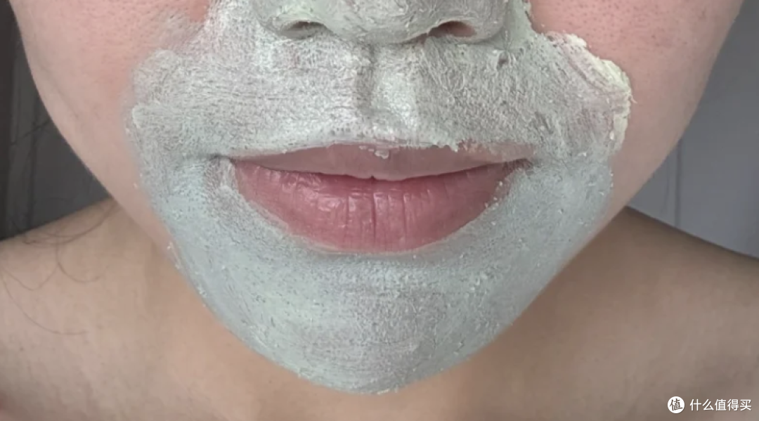 下巴上那层刺刺的小颗粒是啥?真不是闭口,别再上手抠了!